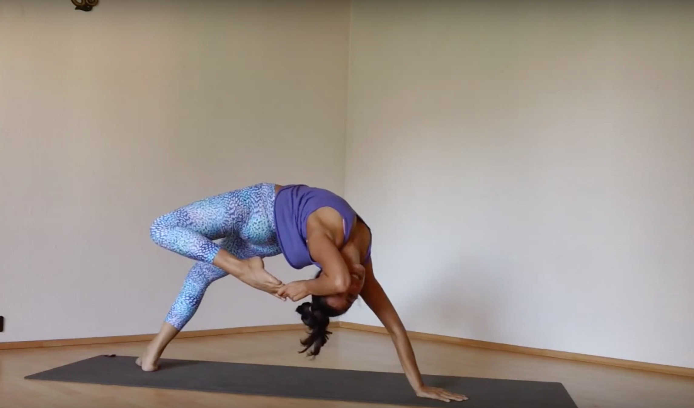 Peak Pose: Hanumanasana with Jessica Garay | Yoga Anytime